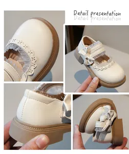 Primer plano detallado de zapatos Mary Jane Lolita blancos para niña con lazo y encaje