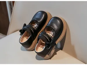 Primer plano de zapatos de cuero Lolita negros para niñas con encaje y detalles de lazo