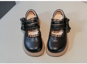 Vista superior de zapatos Lolita de cuero negro para niñas con lazos y volantes.