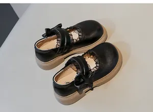 Vista detallada de los zapatos Mary Jane Lolita negros para niñas con lindos lazos