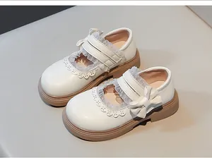 Elegantes zapatos Mary Jane Lolita blancos para niñas con volantes de encaje y lazo.