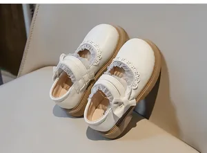 Vista detallada de zapatos Lolita Mary Jane crema para niña con encaje y un lazo