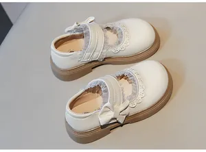 Vista detallada de zapatos Lolita blancos para niñas con encaje y un gran lazo