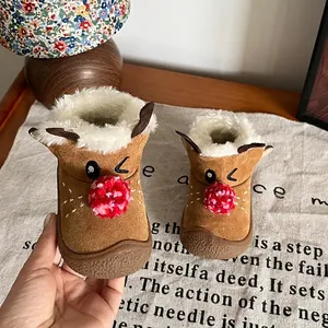 Warme braune Kinder-Schneestiefel mit Rentier-Design und dickem Fleecefutter im Detail.