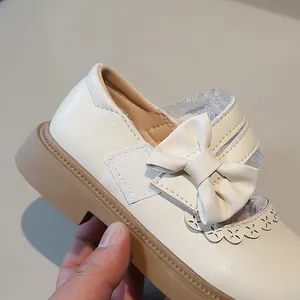 Zapatos de cuero estilo Lolita blancos para niñas con elegante lazo y detalles de encaje
