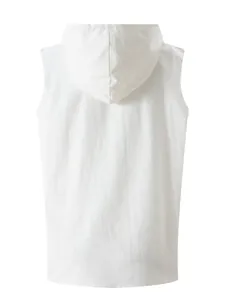 Gedetailleerd achteraanzicht van een wit mouwloos katoenen vest met capuchon voor heren.