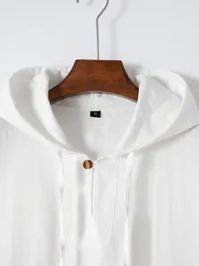 Gedetailleerde weergave van een wit katoenen vest met capuchon voor heren met een M-label