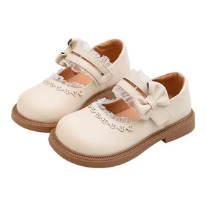 Elegantes merceditas Lolita beige para niña con encaje y lazo sobre fondo blanco