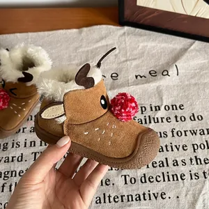 Detailaufnahme von Kinder-Rentier-Schneestiefeln mit weichem Plüschfutter und Bommel