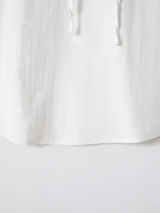 Gedetailleerd beeld van ademende witte katoenen stof op heren tanktop met capuchon