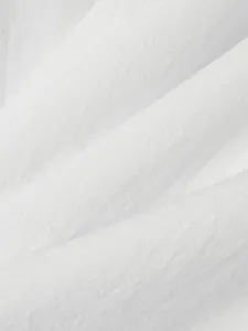 Macro-detail van de zachte ademende witte katoenen stoftextuur voor een zomervest voor heren