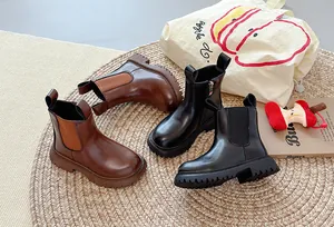 Lifestyle-weergave van Chelsea-boots met dikke zool in bruin en zwart lederen uitvoering