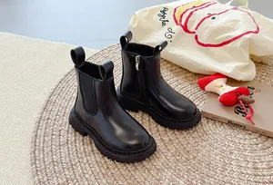 Zwarte Chelsea Martin laarzen met platformzool in een gezellige lifestyle omgeving.