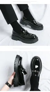 Primo piano di mocassini platform da uomo in pelle verniciata lucida con fibbia