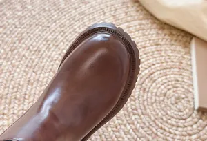 Close-up van de hoogwaardige bruine leren neus op deze stoere Chelsea-laarzen met plateau