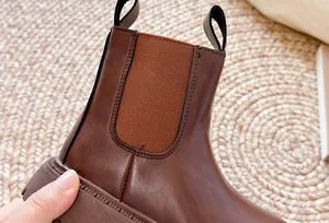 Detailopname van bruine platform Chelsea boot met elastisch zijpaneel en dikke zool