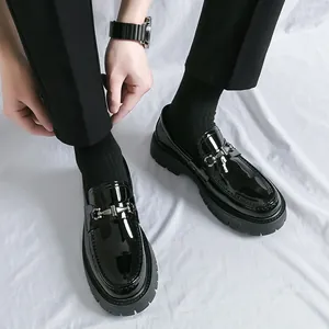 Mocassini platform in pelle verniciata nera da uomo con elegante dettaglio metallico
