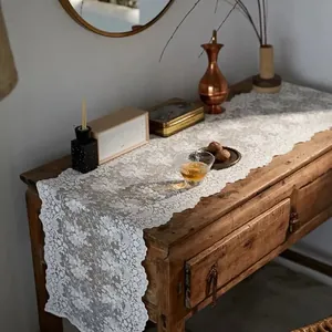 Exquisito camino de mesa de encaje francés blanco con elegantes bordados de flores y ondas