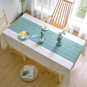 Nahaufnahme der weiß-grün karierten Tischdecke mit eleganten weißen Quastenfransen