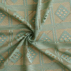 Primo piano che mostra la trama intricata del tessuto in pizzo crochet verde traforato.
