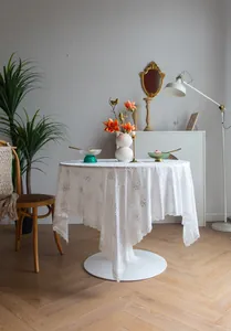 Élégante nappe en dentelle blanche brodée de style vintage français sur table