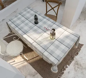 Elegante modern grau-weiß karierte Tischdecke mit dekorativen Quasten für den Außenbereich