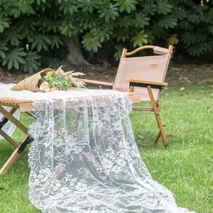Detail wit bloemen kant tafelkleed voor bruiloft feest buiten decoratie stijl