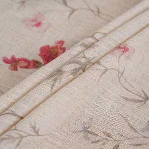 Macro-detail van frisse bloemenprint op ademende gordijnstof van linnenmix.