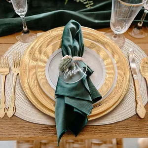 Mantel individual tejido ovalado moderno en mesa festiva con platos de borde dorado