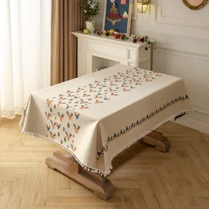 Dettaglio tovaglia natalizia crema con jacquard renna e bordo a pompon