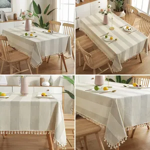 Détails d'une nappe en lin de coton rayé avec d'élégants glands blancs sur les bords.