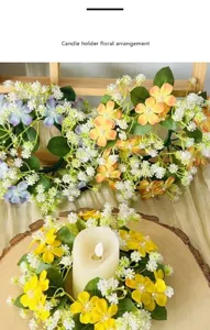 Vista dettagliata di ghirlanda di fiori artificiali per decorazione portacandele