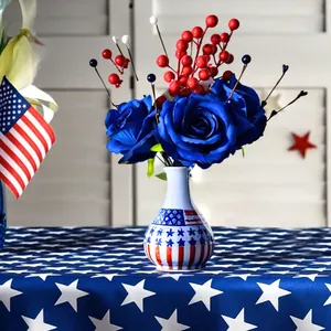 Vue détaillée d'un bouquet de roses bleues du Jour de l'Indépendance dans un vase drapeau
