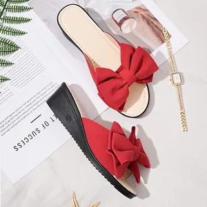 Sandales compensées rouges avec grand nœud sur fond de magazine de mode élégant