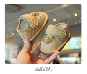 Scarpe primi passi beige per neonati con decorazione a orsetto e texture in pelle trapuntata