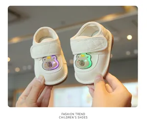 Vista dettagliata delle scarpe LED per neonati con suole morbide e antiscivolo