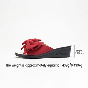 Sandale à semelle compensée rouge avec nœud, vue latérale avec hauteur de talon 4,9 cm