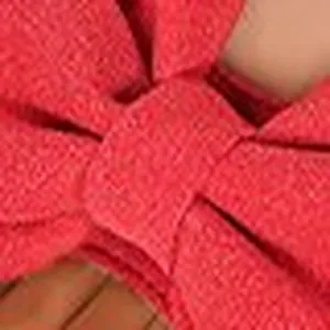 Vue détaillée en gros plan du nœud en tissu rouge de ces sandales compensées mode