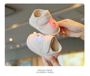 Dettaglio di scarpe luminose per neonati con graziosi personaggi dei cartoni animati
