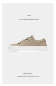 Detaillierte Seitenansicht von khakifarbenen Low-Top-Canvas-Sneakern mit weißen Gummisohlen