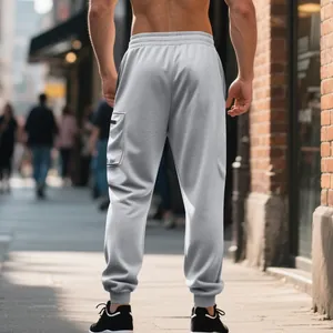Rückansicht der grauen schweren Herren-Cargo-Jogginghose aus Strick für den Herbst