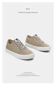 Khaki Herren Low-Top Canvas Sneaker mit weißer Gummisohle und klassischer Schnürung