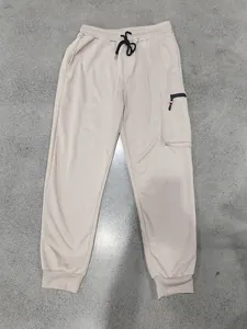 Beigefarbene schwere Strick-Cargohose mit Reißverschlusstasche und schwarzem Kordelzug.