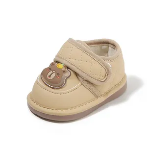 Scarpe da passeggio beige per neonati con orsetto cartone animato e suola morbida antiscivolo