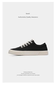 Klassische Herren-Sneaker aus schwarzem Canvas mit kontrastreicher beiger dicker Sohle