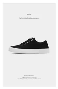 Elegante schwarze Low-Top-Canvas-Sneaker mit robuster weißer Plateausohle für Herrenmode