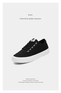 Detailansicht eines schwarzen Low-Top-Canvas-Sneakers mit weißer dicker Gummisohle und Schnüren