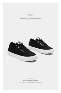 Schwarze flache Herren-Segeltuchschuhe mit weißer Gummisohle