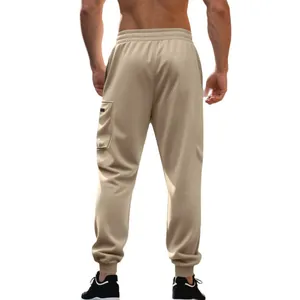 Rückansicht der schweren Cargo-Sweatpants für Herren in Beige für den Freizeitlook