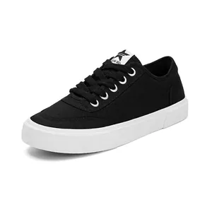 Klassieke zwarte lage canvas boardschoenen voor heren met witte zool en vetersluiting